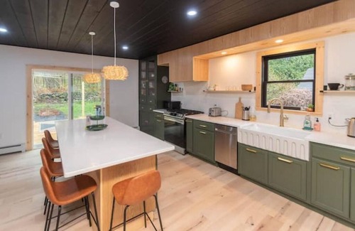 New Paltz Casa | Modern HOT TUB 2mi to NEW PALTZ