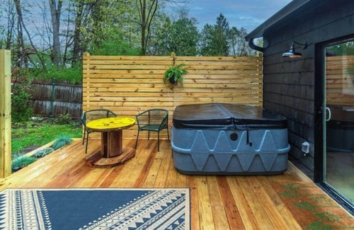 New Paltz Casa | Modern HOT TUB 2mi to NEW PALTZ