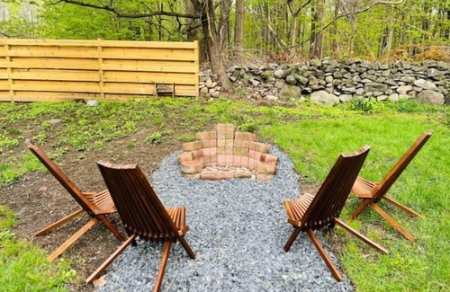 New Paltz Casa | Modern HOT TUB 2mi to NEW PALTZ