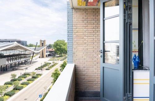 Centrum Apartamento | Modern Hotel Central Tilburg, Balcony & Kitchen