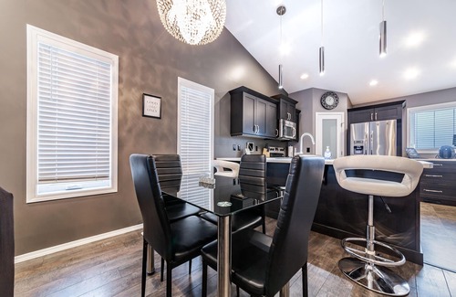 Lloydminster Casa | Modern House {Fenced Back Yard} BBQ Garage {Clean}