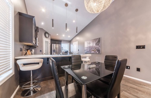 Lloydminster Casa | Modern House {Fenced Back Yard} BBQ Garage {Clean}