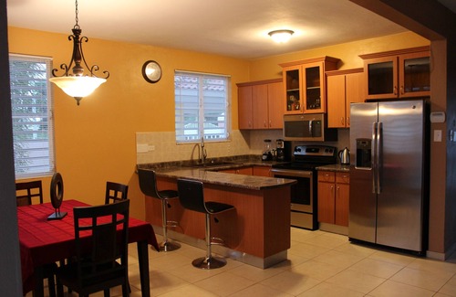 Maleza Baja Casa | Casa moderna en Aguadilla con generador de 16KW y 660 gal. reserva de agua