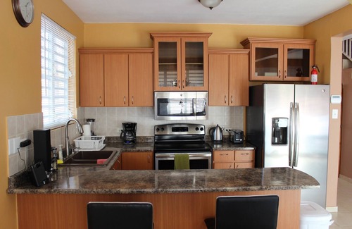 Maleza Baja Casa | Casa moderna en Aguadilla con generador de 16KW y 660 gal. reserva de agua