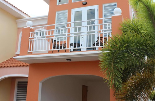 Maleza Baja Casa | Casa moderna en Aguadilla con generador de 16KW y 660 gal. reserva de agua