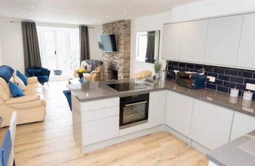 Looe Casa | Modern House in Looe, Near Beach and Bars with Great Views and free access to a nearby Indoor Swimming Pool