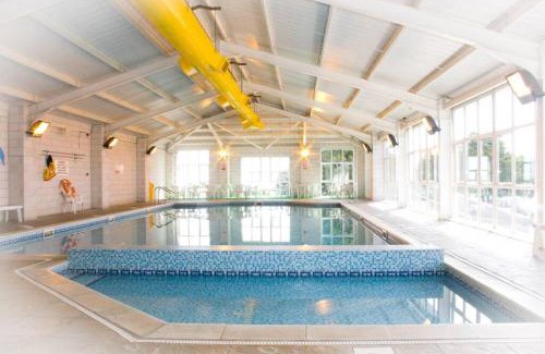 Looe Casa | Modern House in Looe, Near Beach and Bars with Great Views and free access to a nearby Indoor Swimming Pool