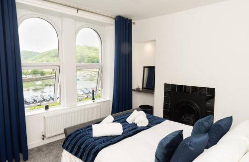 Looe Casa | Modern House in Looe, Near Beach and Bars with Great Views and free access to a nearby Indoor Swimming Pool