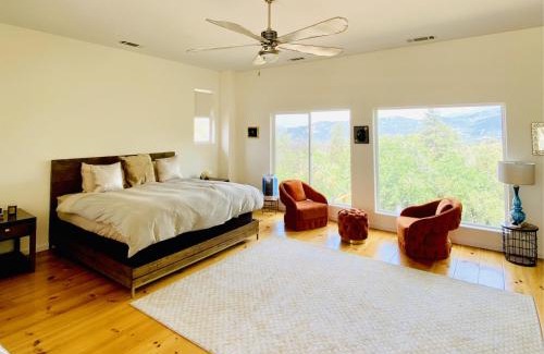 California Hot Springs Casa | Modern House on 5 acr in Sequoia National Forest
