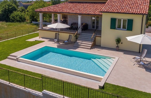 Marasi Cabaña | Villa tranquila en Dubravci con piscina