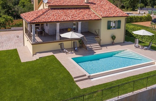 Marasi Cabaña | Villa tranquila en Dubravci con piscina