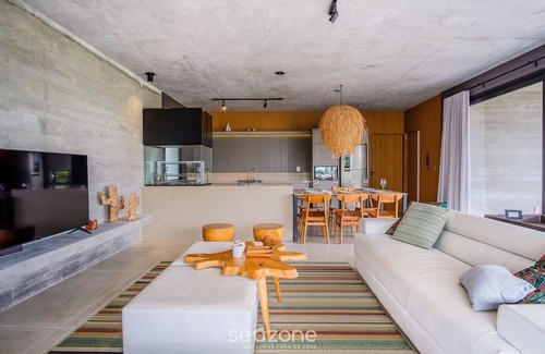 Praia do Rosa Apartamento | Modern House With Pool Next to Surfland Roi00