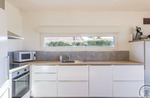 Portbail Cabaña | Casa contemporánea con terraza y jardín en entorno natural