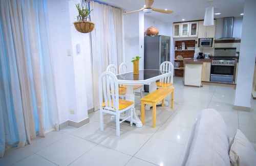 San Isidro Casa | CASA MODERNA CON TERRAZA CERCA DE LAS PLAYAS