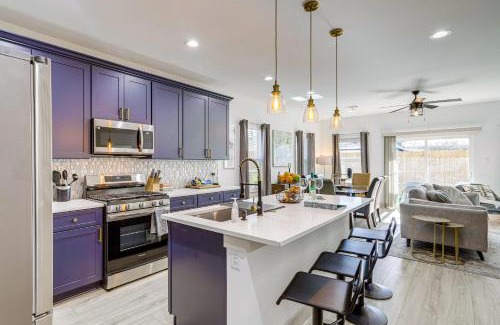 Northside Casa | Modern Houston Retreat with Patio, 11 Mi to Dtwn