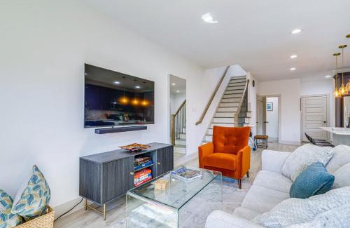 Northside Casa | Modern Houston Retreat with Patio, 11 Mi to Dtwn