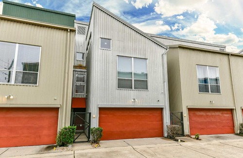 Astrodome Casa | Modern Houston Townhome with Balcony 5 Mi to Dtwn!