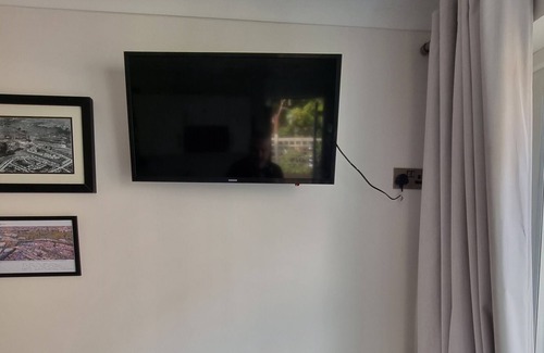 Hanham Apartamento | Modern immaculate studio with aircon & parking