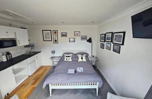 Hanham Apartamento | Modern immaculate studio with AC & parking, outside the CAZ