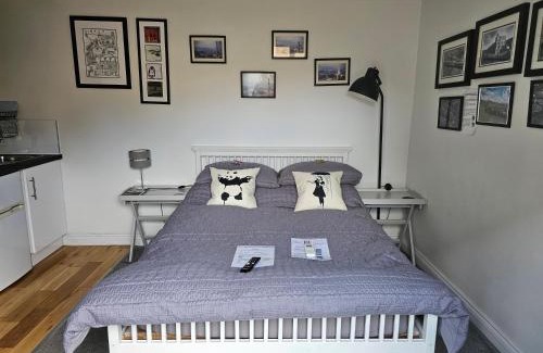 Hanham Apartamento | Modern immaculate studio with AC & parking, outside the CAZ