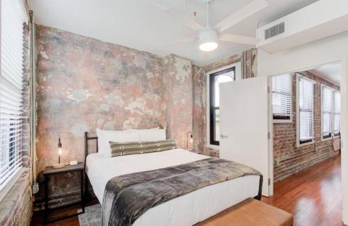 South Main Historic District Apartamento | Modern in Historic Shell in the Heart of Downtown!
