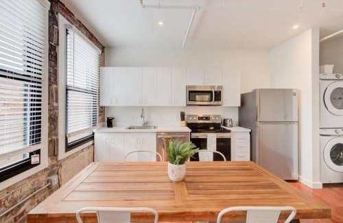 South Main Historic District Apartamento | Modern in Historic Shell in the Heart of Downtown!