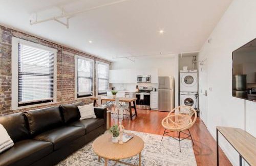 South Main Historic District Apartamento | Modern in Historic Shell in the Heart of Downtown!
