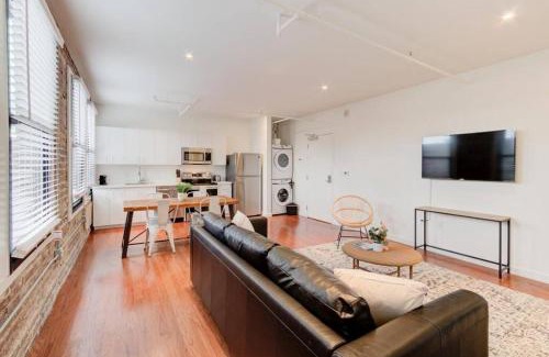 South Main Historic District Apartamento | Modern in Historic Shell in the Heart of Downtown!