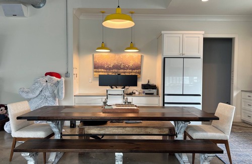Shenandoah Casa | Modern Industrial 3-bedroom pet friendly work space near Women’s Hospital