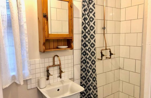 Warner Beach Apartamento | Modern Industrial Cottage