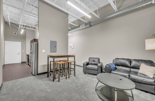 Waldron Apartamento | Modern Industrial Loft Near Airport High-SpeedWiFi