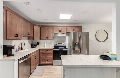 Heatherbrae House Apartamento | Modern-Industrial Old Town Condo w/Pool, & W/D