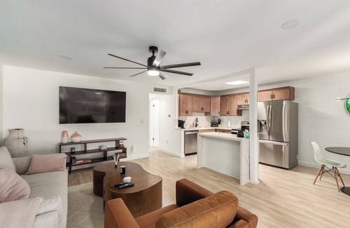 Heatherbrae House Apartamento | Modern-Industrial Old Town Condo w/Pool, & W/D