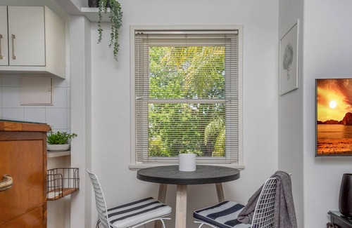 Drummoyne Apartamento | Modern Inner-West Apartment with On-site Pool