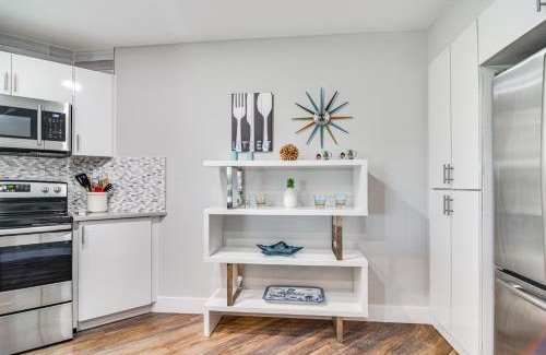 Isla del Sol Apartamento | Modern Isla Del Sol Condo Walk to St Pete Beach!
