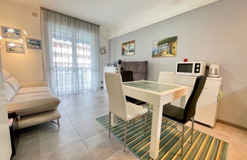 Porto Santa Margherita Apartamento | Apartamento luminoso junto a la playa con un bonito balcón.