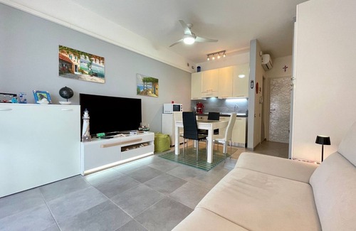 Porto Santa Margherita Apartamento | Apartamento luminoso junto a la playa con un bonito balcón.