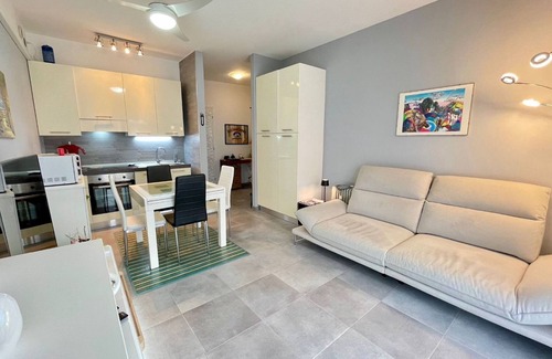Porto Santa Margherita Apartamento | Apartamento luminoso junto a la playa con un bonito balcón.