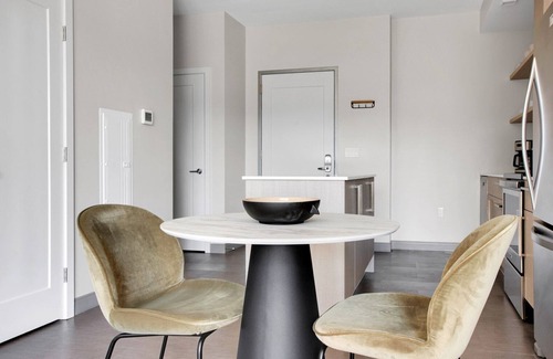 Forest Hills - Woodbourne Apartamento | Modern Jamaica Plain 1BR w/ W/D nr Forrest Hills T, by Blueground