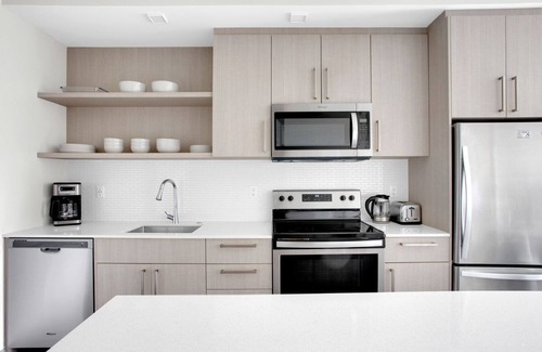 Forest Hills - Woodbourne Apartamento | Modern Jamaica Plain 1BR w/ W/D nr Forrest Hills T, by Blueground