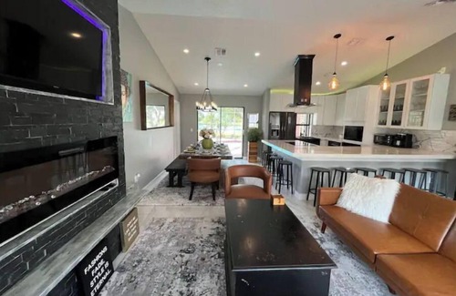 Harbour Heights Casa | Modern Key West look, Pool, Lake, Sleeps 10