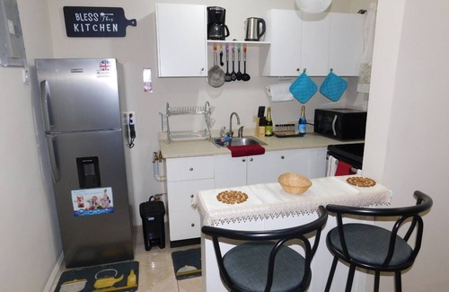 Eastwood Park Apartamento | Modern King Bed Suite with Complimentary Wine!