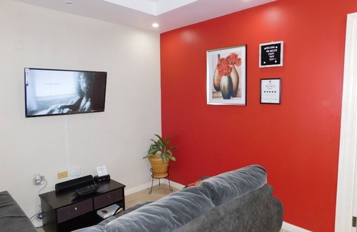 Eastwood Park Apartamento | Modern King Bed Suite with Complimentary Wine!