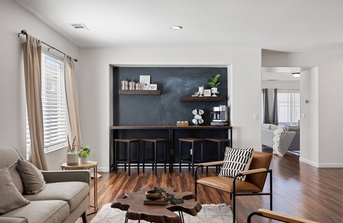 Tehachapi Casa | Modern | King, Queens | Spacious w/Stocked Kitchen