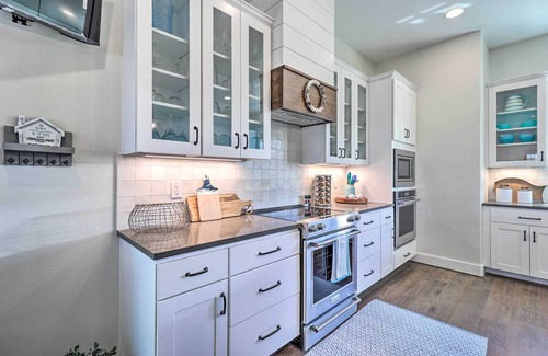 Kingsland Cabaña | Modern Kingsland Lake Front House w/ Heated Pool!