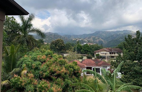 Eastwood Park Casa | Modern Kingston Sunny View Vacation Home 3