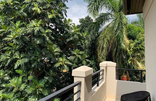 Eastwood Park Casa | Modern Kingston Sunny View Vacation Home 3