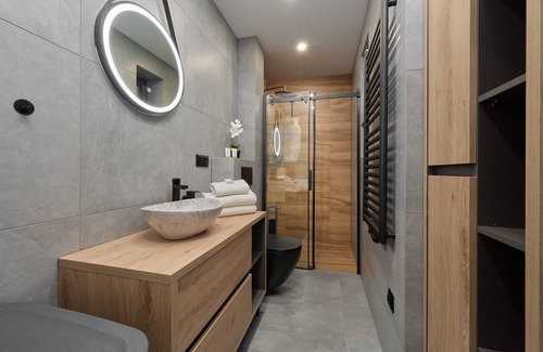 Srodmiescie Apartamento | Modern Kotsisa Apartment by Renters