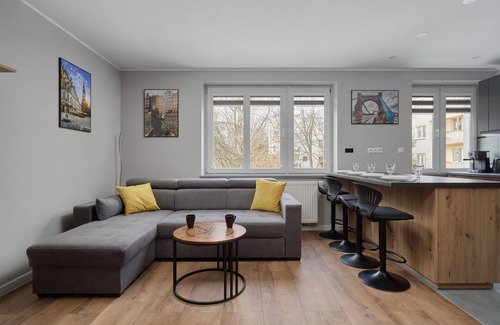 Srodmiescie Apartamento | Modern Kotsisa Apartment by Renters