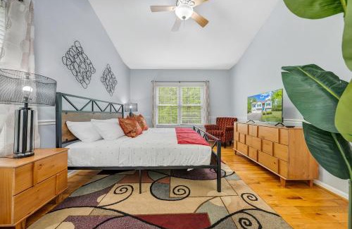 Huddleston Casa | Modern Lake Acess Retreat, Hot Tub, Pet Friendly!